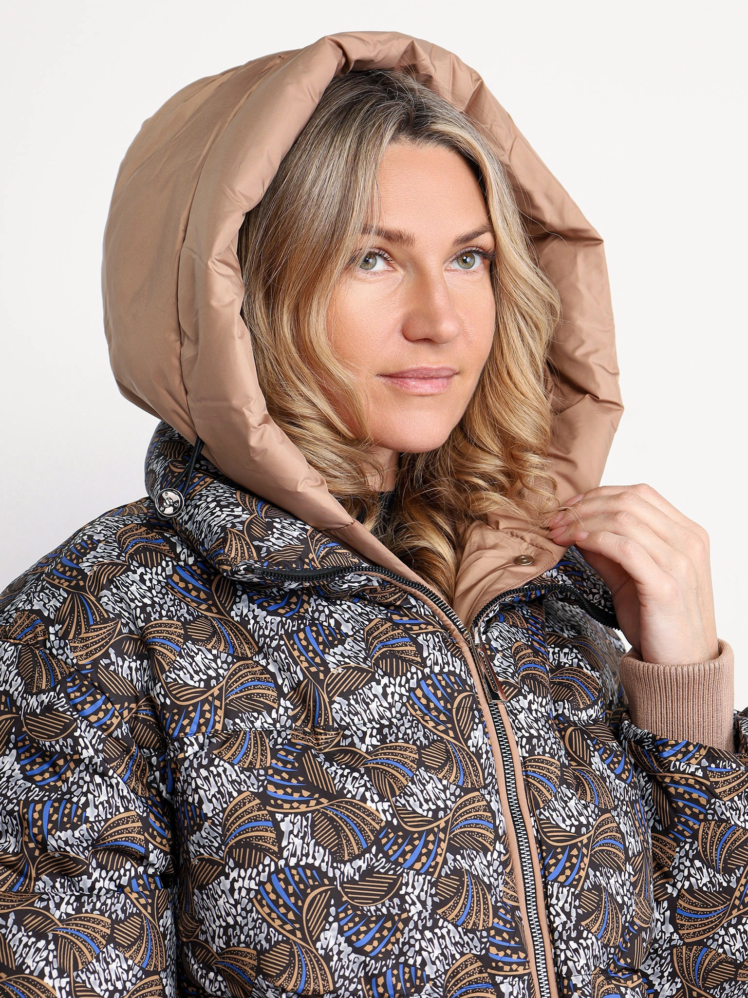 Пуховик с абстрактным принтом цвета мульти с капюшоном-манишкой